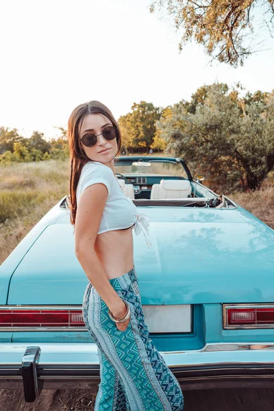 Chica posando sobre un cabriolet de fondo — Foto de Stock