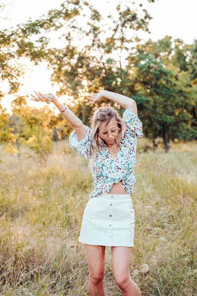 Menina posando contra fundo natureza — Fotografia de Stock