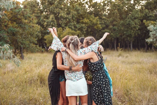 Meninas ficar em um círculo abraçando uns aos outros — Fotografia de Stock
