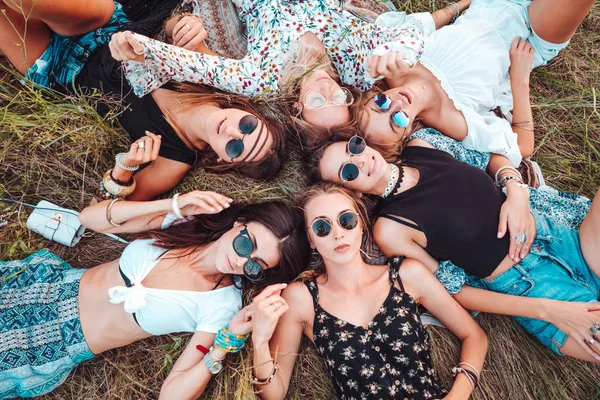 Seis meninas mentem na grama — Fotografia de Stock