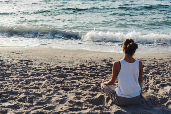 Yoga Çalışan Genç Kadın