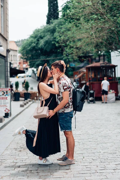 对年轻夫妇在大街上抱着的爱. — 图库照片