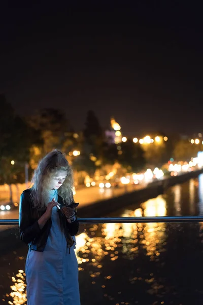 Девушка со смартфоном на мосту — стоковое фото