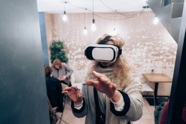 VR kulaklık takan genç bir kız.