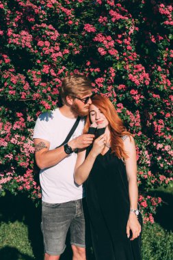 Parkta dondurma yiyen bir çift.