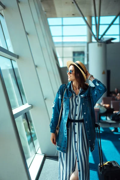 Mujer ir de viaje con traje caso en el aeropuerto — Foto de Stock