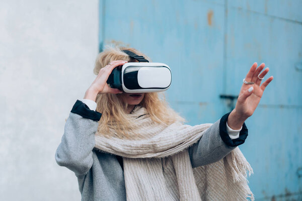 Girl in the street with a vr glasses — Stock Photo, Image