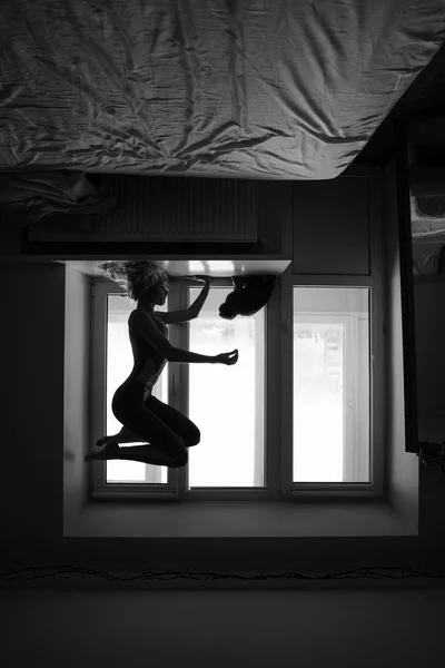 Женщина занимается йогой асана на подоконнике — стоковое фото