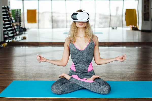 Kadın Vr kulaklık ile yoga sınıfı