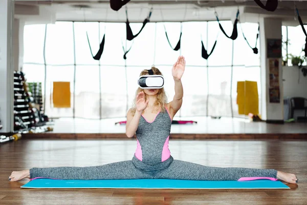 Kadın Vr kulaklık ile yoga sınıfı