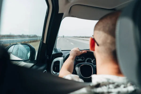 El hombre en el coche que viaja por la carretera —  Fotos de Stock