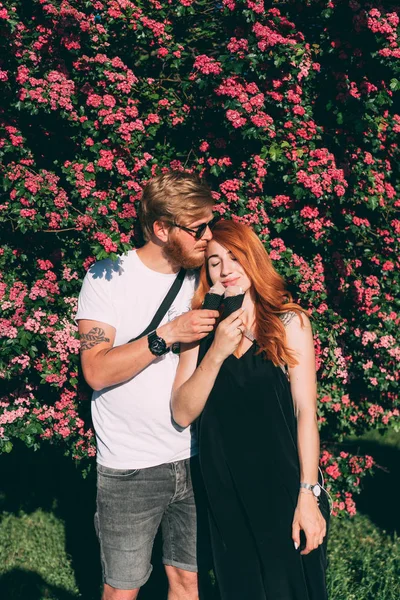 Parkta dondurma yiyen bir çift.