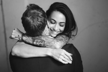 İçeride kameraya poz veren güzel, genç bir çift.