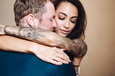 İçeride kameraya poz veren güzel, genç bir çift.