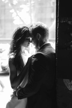 Kapının önünde poz veren çift.