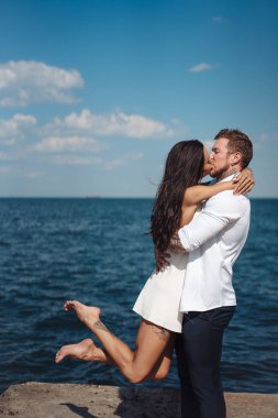 Adam ve kız rıhtımda