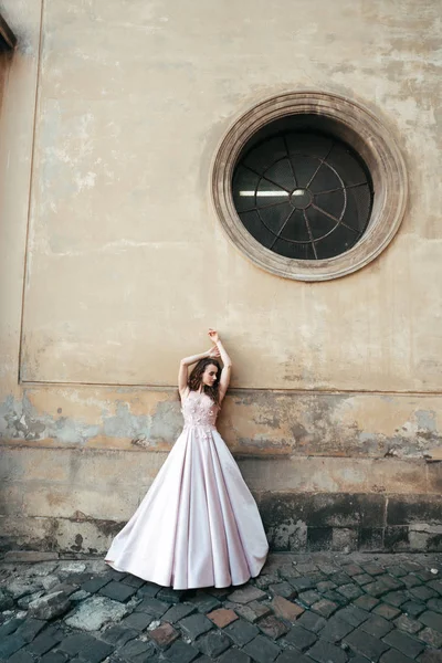Kvinna i en elegant aftonklänning — Stockfoto