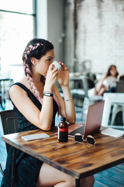 Giovane donna seduta in caffetteria — Foto Stock