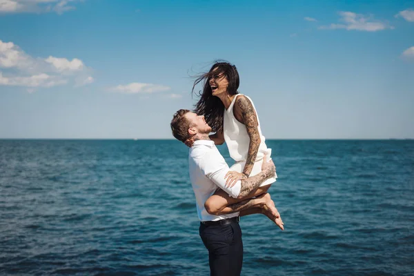 Guy és a lány a tengeri mólón — Stock Fotó