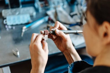 Kız takı ticaret yapan