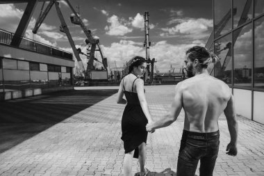 Kız adamı elinden tutar.