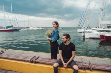 Adam ve kız rıhtımda