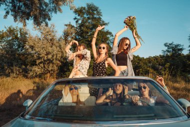 Kırsalda altı kız eğleniyor.