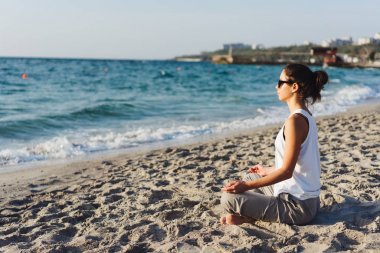 Yoga Çalışan Genç Kadın