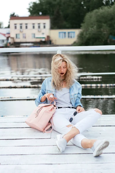 Mujer rubia con una bolsa — Foto de Stock