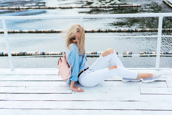 Blond kvinna med en påse — Stockfoto