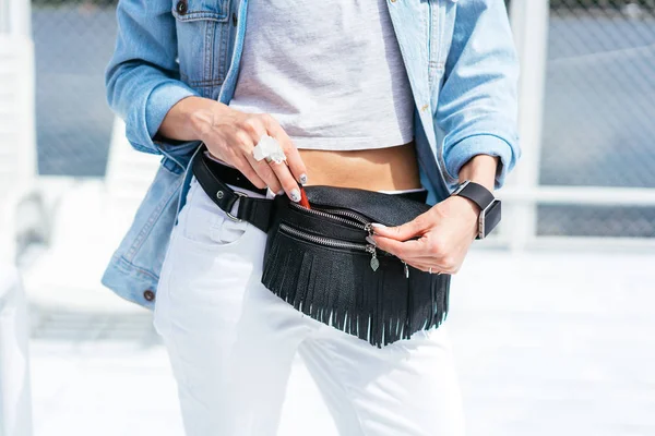 Donna con una borsa — Foto Stock