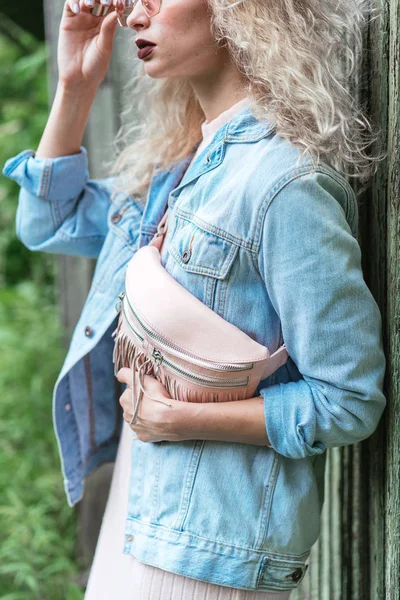 Блондинка с сумкой — стоковое фото