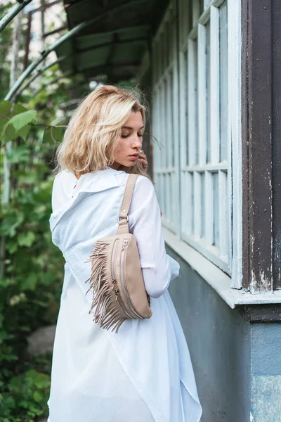 Mujer rubia con una bolsa —  Fotos de Stock