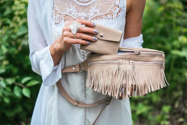 Donna con una borsa — Foto Stock