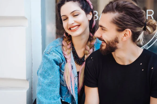 # Genç adam ve kadın sahnede #