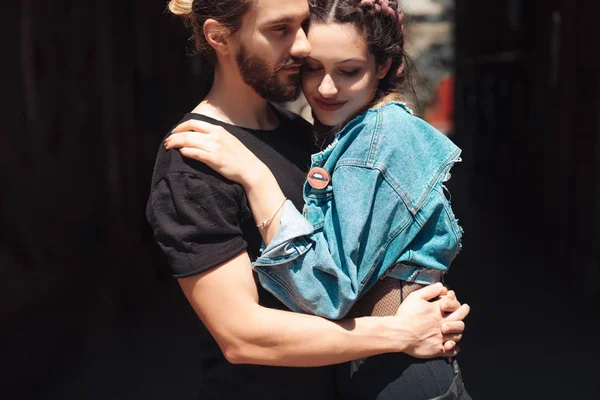 # Genç adam ve kadın sahnede #