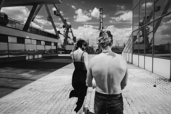 Kız adamı elinden tutar.