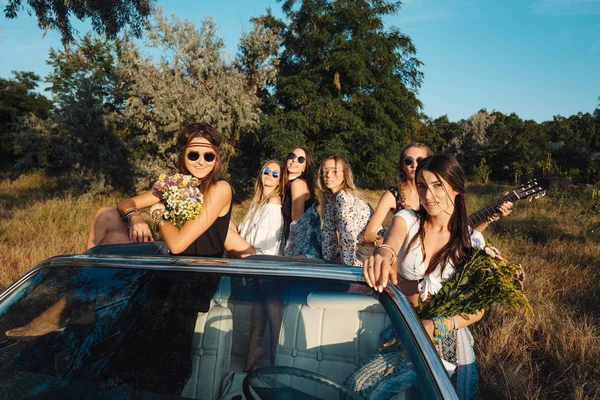 Zes meisjes hebben plezier op het platteland — Stockfoto