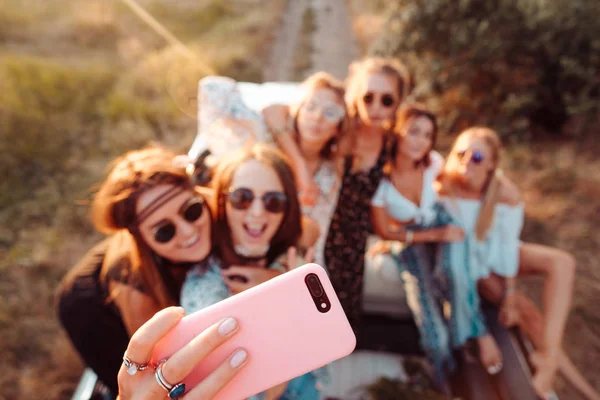 Seis meninas bonitas fazer selfie — Fotografia de Stock