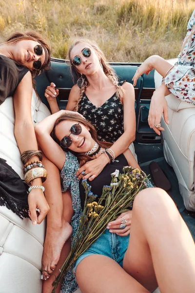 Meisjes liggen in een optreden en poseren op camera — Stockfoto
