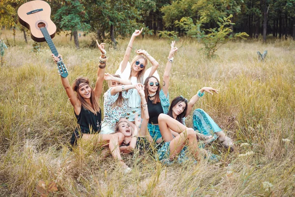 Seis chicas en la naturaleza se divierten — Foto de Stock