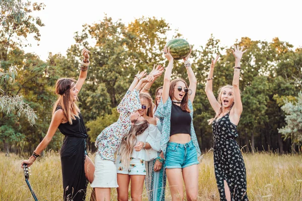 Seis meninas na natureza se divertir — Fotografia de Stock