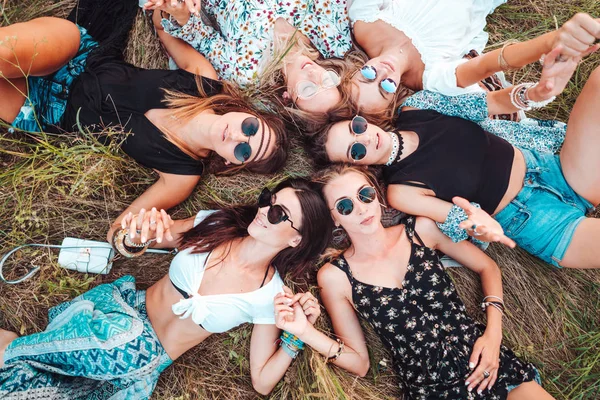 Seis meninas mentem na grama — Fotografia de Stock