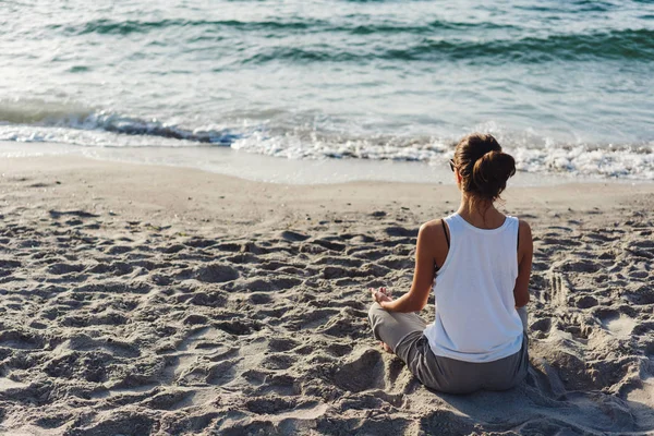 Yoga Çalışan Genç Kadın — Stok fotoğraf