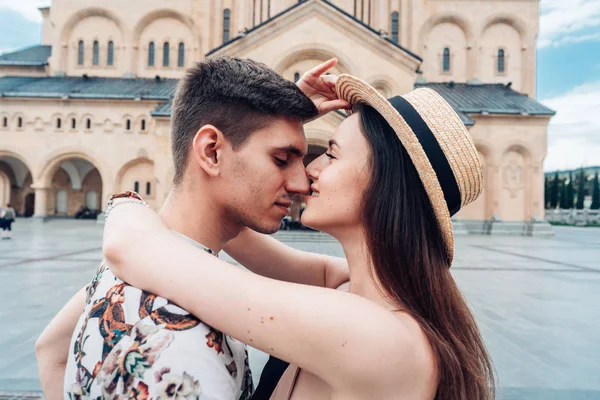 Jovem casal apaixonado, abraçando na rua . — Fotografia de Stock