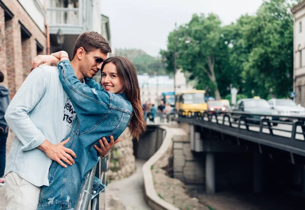 Guy e menina em uma rua da cidade — Fotografia de Stock
