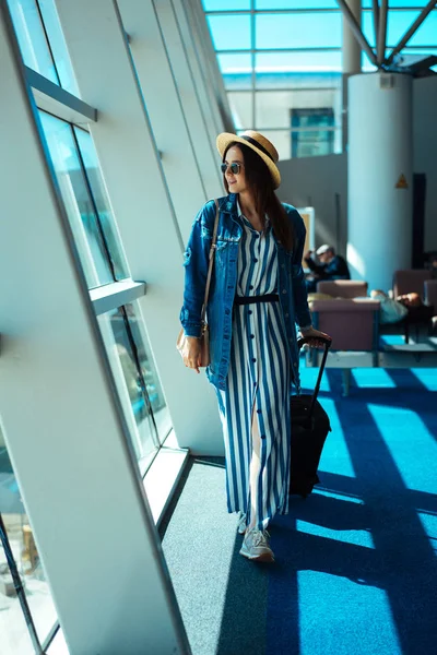 Kadın takım elbiselilerle havaalanına gidiyor.