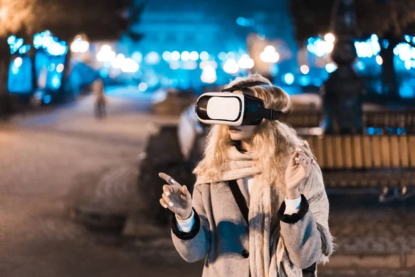 Menina jovem recebendo experiência VR fone de ouvido — Fotografia de Stock