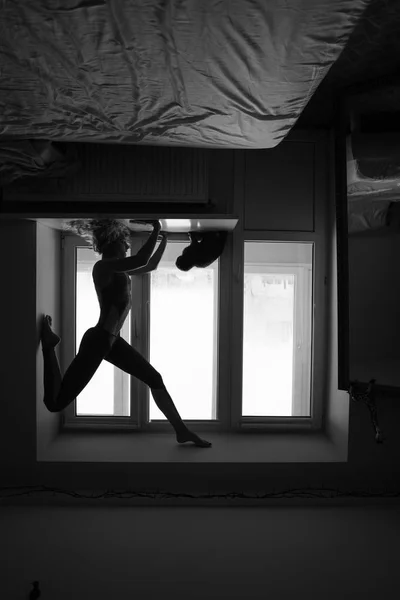 Жінка робить йогу асану на підвіконні — стокове фото