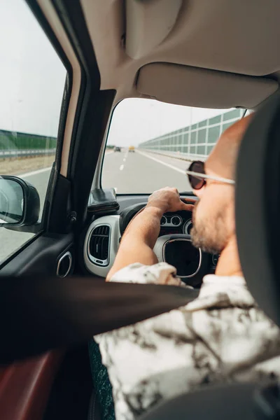 The man in the car traveling on the road — Stock Photo, Image